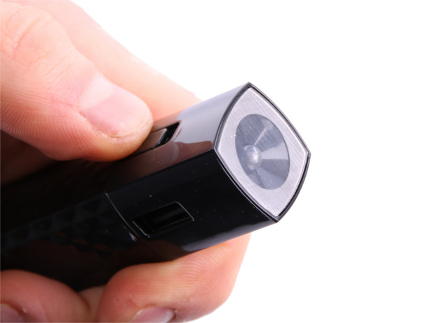 Power Bank: Tragbares Ladegerät und Taschenlampe in einem für Handy, Kamera, MP3-Player etc.