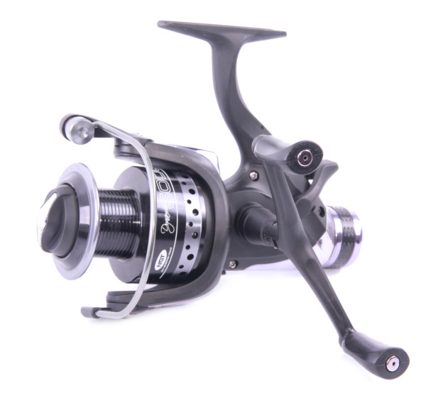 Complete Daiwa Black Widow Carp Set mit Ruten, Rollen und Zubehör! - NGT Dynamic Deluxe Carp Runner Freilaufrolle mit 10 Kugellagern